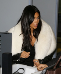 Kim Kardashian & Kanye West - At LAX Airport in Los Angeles, 7 января 2015 (68xHQ) LGvWeaLw