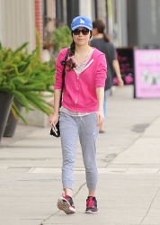 Miranda Cosgrove - Out and about in LA, 22 января 2015 (25xHQ) Lms7bJeJ