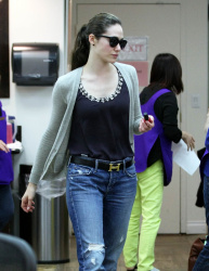 Emmy Rossum - Nail salon in Beverly Hills - March 4, 2015 (20xHQ) LoWL7piA