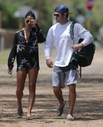 Zac Efron - Zac Efron & Sami Miró - going for a stroll to the beach in Oahu, Hawaii, 2015.05.30 - 16xHQ Lr4KCVGb