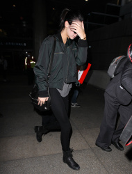 Kendall Jenner - Arriving at LAX airport, 2 января 2015 (55xHQ) M48K4GO7