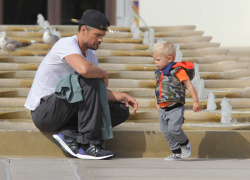 Josh Duhamel - Josh Duhamel - Park with his son in Santa Monica (2015.05.26) - 25xHQ MET6NIh3