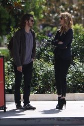 Andrew Garfield - Andrew Garfield and Laura Dern - talk while waiting for their car in Beverly Hills on June 1, 2015 - 18xHQ MVPY43f1