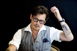 Johnny Depp - "Pirates of the Caribbean: On Stranger Tides" press conference portraits by Armando Gallo (Beverly Hills, May 4, 2011) - 22xHQ N8lx5KuW