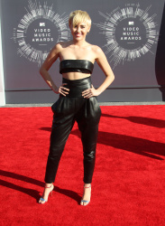 Miley Cyrus - 2014 MTV Video Music Awards in Los Angeles, August 24, 2014 - 350xHQ NGQ6lCU5