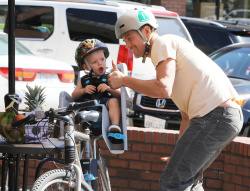Josh Duhamel - Josh Duhamel - Out for lunch with his son in Santa Monica - April 27, 2015 - 30xHQ NUYrwqqd