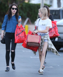 Emma Roberts - Shopping with a friend in West Hollywood, 15 января 2015 (20xHQ) Nkj9tw1w