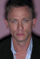 Daniel Craig - Photoshoot 2004 - 4xHQ O8FB0bw2