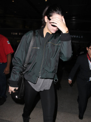 Kendall Jenner - Arriving at LAX airport, 2 января 2015 (55xHQ) ObfnSKiD