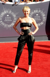 Miley Cyrus - 2014 MTV Video Music Awards in Los Angeles, August 24, 2014 - 350xHQ Otksb6W5