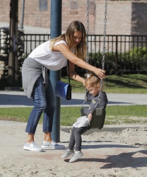 Jessica Alba - Jessica and her family spent a day in Coldwater Park in Los Angeles (2015.02.08.) (196xHQ) Q3gxQXv1