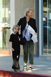 Naomi Watts - Taking her son to Karate class in LA - February 25, 2015 (20xHQ) Q8dF4yBH
