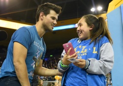 Taylor Lautner - Taylor Lautner at the UCLA vs Gonzaga basketball game (2014.12.13) - 6xHQ QPYmlTcr