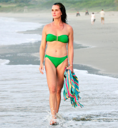 Brooke Shields - wearing a Bikini at the Beach in Mexico, 1 января 2015 (1xHQ) QaXNpS3Y