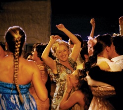Meryl Streep, Amanda Seyfried, Dominic Cooper, Stellan Skarsgård, Pierce Brosnan, Colin Firth - Промо стиль и постеры к фильму "Mamma Mia! (Мамма MIA!)", 2008 (68xHQ) QlDrD6Xw