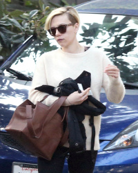 Scarlett Johansson - Out and about in LA - February 19, 2015 (28xHQ) R9DmaryN