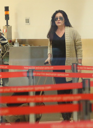 Holly Marie Combs - Shannen Doherty и Holly Marie Combs - arriving in Sydney, 26 марта 2014 (50xHQ) RLwSOiFy
