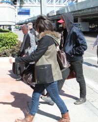 Ryan Gosling - Arriving at LAX Airport in LA - April 17, 2015 - 25xHQ RroXiGVl