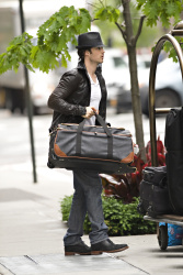 Ian Somerhalder - seen out of his hotel - May 15, 2012 - 8xHQ SKgWRr48