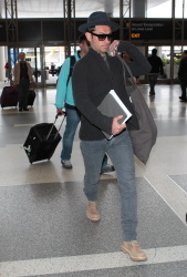 Jude Law - Arriving at LAX - April 24, 2015 - 23xHQ SZBzqT1F