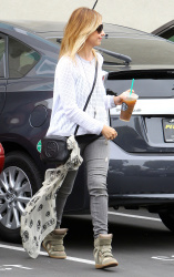 Sarah Michelle Gellar - out and about in Los Angeles, 22 мая 2014 (17xHQ) ScGdow3P