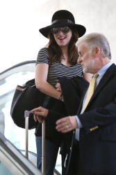 Dakota Johnson - Arriving at LAX Airport in Los Angeles, 30 января 2015 (9xHQ) SgXSzFQI