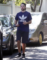 Robert Pattinson - Robert Pattinson - is spotted leaving a friend's house in Los Angeles, California on March 20, 2015 - 15xHQ T51z6w76