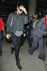 Kendall Jenner - Arriving at LAX airport, 2 января 2015 (55xHQ) T5Ik1CgJ