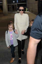 Angelina Jolie - LAX Airport - February 11, 2015 (185xHQ) TfgTC4tZ