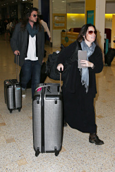 Holly Marie Combs - Shannen Doherty и Holly Marie Combs - arriving in Sydney, 26 марта 2014 (50xHQ) TgNFuJji