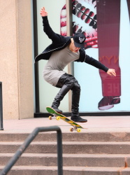 Justin Bieber - Justin Bieber - Skating in New York City (2014.12.28) - 41xHQ TshnhmPa