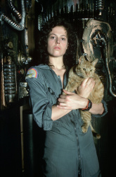 Ian Holm, Sigourney Weaver - постеры и промо стиль к фильму "Alien (Чужой)", 1979 (70хHQ) UB0UJRNn