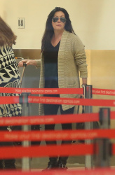 Holly Marie Combs - Shannen Doherty и Holly Marie Combs - arriving in Sydney, 26 марта 2014 (50xHQ) V73pL9iT