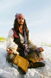 Johnny Depp, Orlando Bloom, Keira Knightley, Jack Davenport - Промо стиль и постеры к фильму"Pirates of the Caribbean: Dead Man's Chest (Пираты Карибского моря: Сундук мертвеца)", 2006 (39xHQ) VCAkHDkl