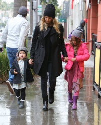 Jessica Alba - Shopping with her daughters in Los Angeles, 10 января 2015 (89xHQ) VINLuvP2