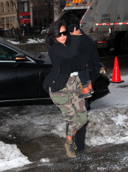 Kim Kardashian - At JFK Airport in New York City with Kanye West (2015. 02. 09) (44xHQ) VOZX5XLE