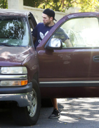 Robert Pattinson - Robert Pattinson - is spotted leaving a friend's house in Los Angeles, California on March 20, 2015 - 15xHQ VXBL9cim