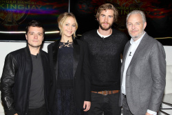 Jennifer Lawrence, Liam Hemsworth, Josh Hutcherson - 'The Hunger Games: Mockingjay - Part 1' Press Conference at Park Hyatt Hotel, Нью-Йорк, 15 ноября 2014 (27xHQ) VZXfHHcE