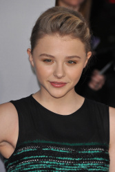 Chloe Moretz - 2012 People's Choice Awards at the Nokia Theatre (Los Angeles, January 11, 2012) - 335xHQ WOPEvWaP