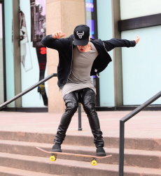 Justin Bieber - Justin Bieber - Skating in New York City (2014.12.28) - 41xHQ WmNVFPDF