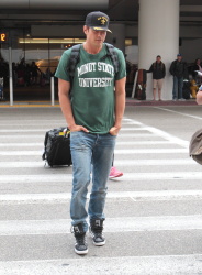 Josh Duhamel - Josh Duhamel - Arriving at LAX Airport in LA - April 23, 2015 - 24xHQ Wmbs7lK4