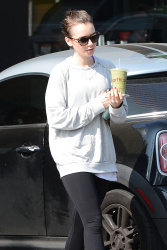 Lily Collins - Grabs a Health Drink in West Hollywood (2015.02.16.) (11xHQ) XGr7Q9X5