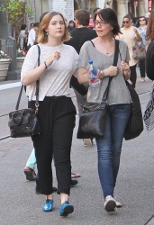 Saoirse Ronan - Shopping with her mother at The Grove in Los Angeles, 17 января 2015 (5xHQ) Xt75HaRm