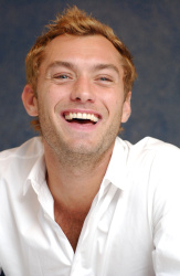 Jude Law - Jude Law - Sky Captain and the World of Tomorrow press conference portraits by Vera Anderson (New York, August 25, 2004) - 8xHQ YJepj3yc