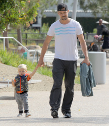 Josh Duhamel - Josh Duhamel - Park with his son in Santa Monica (2015.05.26) - 25xHQ YMlH0upk