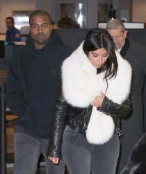 Kim Kardashian и Kanye West - Arriving at JFK airport in New York, 7 января 2015 (63xHQ) YS5U28r3