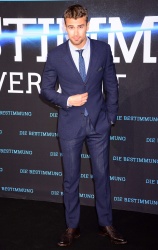 Theo James - на премьере фильма 'Divergent' at Sony Centre, Берлин, 1 апреля 2014 (129xHQ) ZacAZQSm