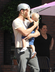 Josh Duhamel - Josh Duhamel - Out for lunch with his son in Santa Monica - April 27, 2015 - 30xHQ Zlkd8bBx