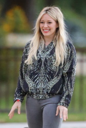 Hilary Duff - at Coldwater Canyon Park in Beverly Hills, 23 января 2015 (30xHQ) AEUUwj7x