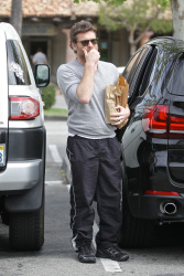 Sam Worthington - looks a bit exhausted as he shops for groceries at his local Pavilions in Malibu - April 24, 2015 - 11xHQ AG4PiCF3